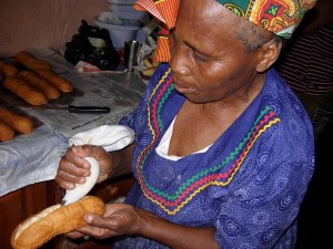 4-piping-in-the-cream-filling-resize